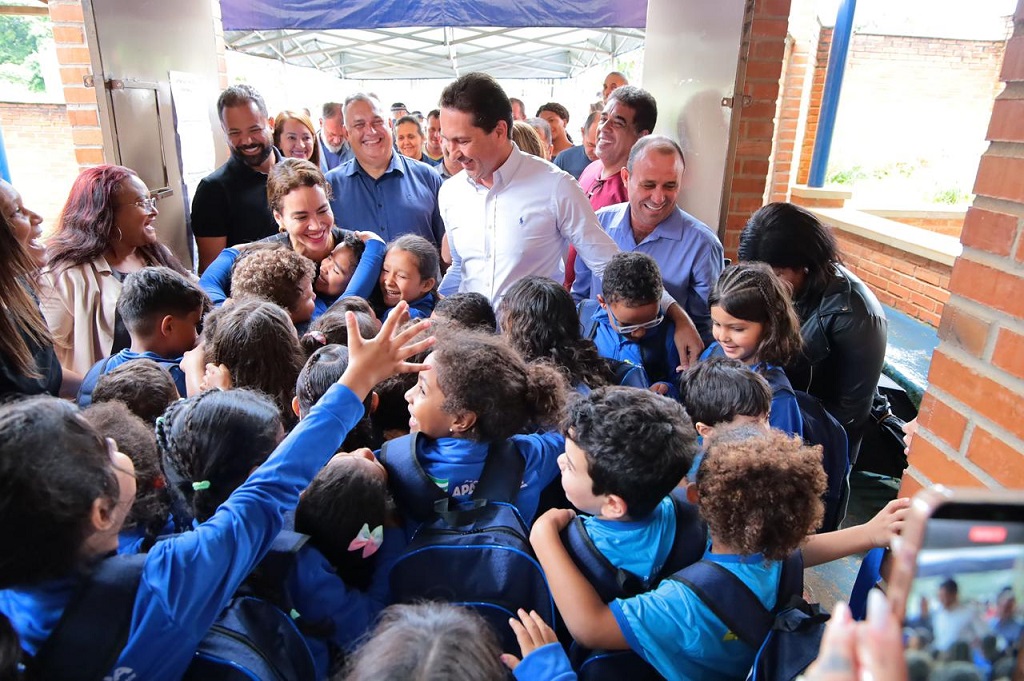 Gestão municipal acompanha volta às aulas marcada pela entrega de uniformes e materiais escolares