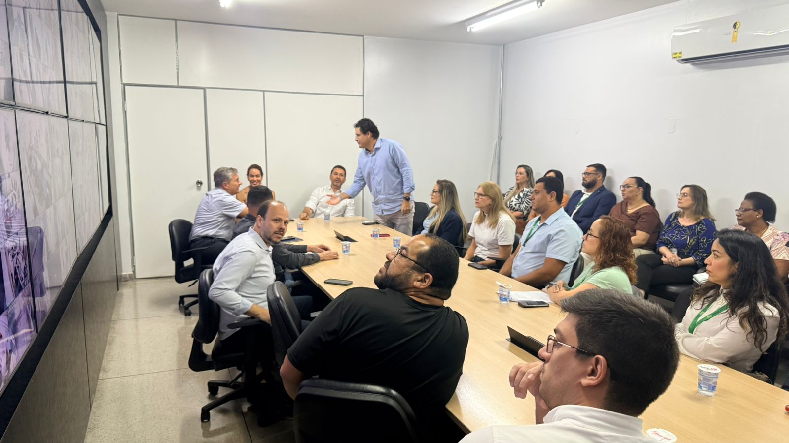 Em visita à Secretaria de Saúde, prefeito Vilela discute avanços, desafios e novos investimentos no setor