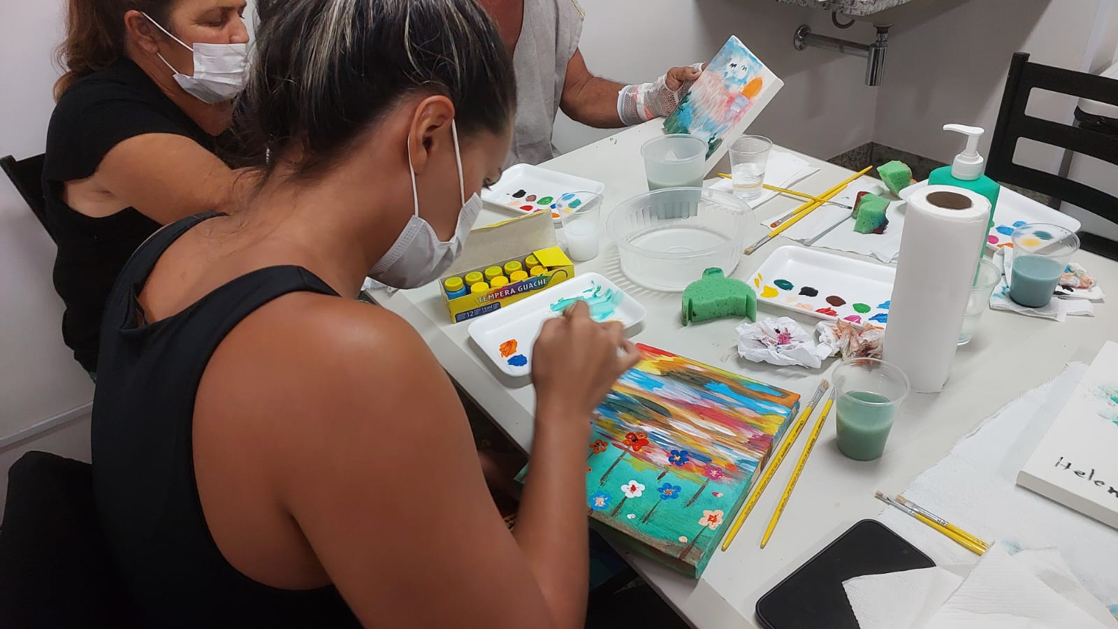 HMAP promove oficinas de arte e artesanato para pacientes e acompanhantes