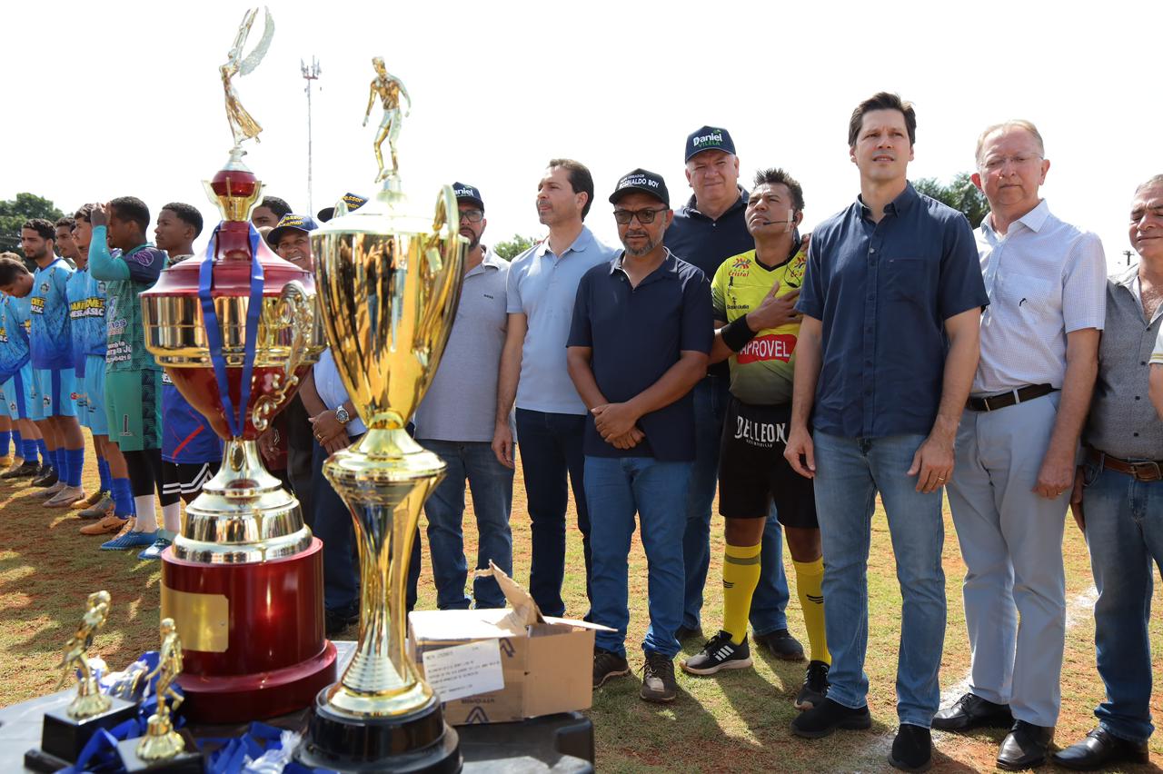 Prefeito Vilela e governador Daniel Vilela participam da celebração do aniversário do Jardim Tiradentes