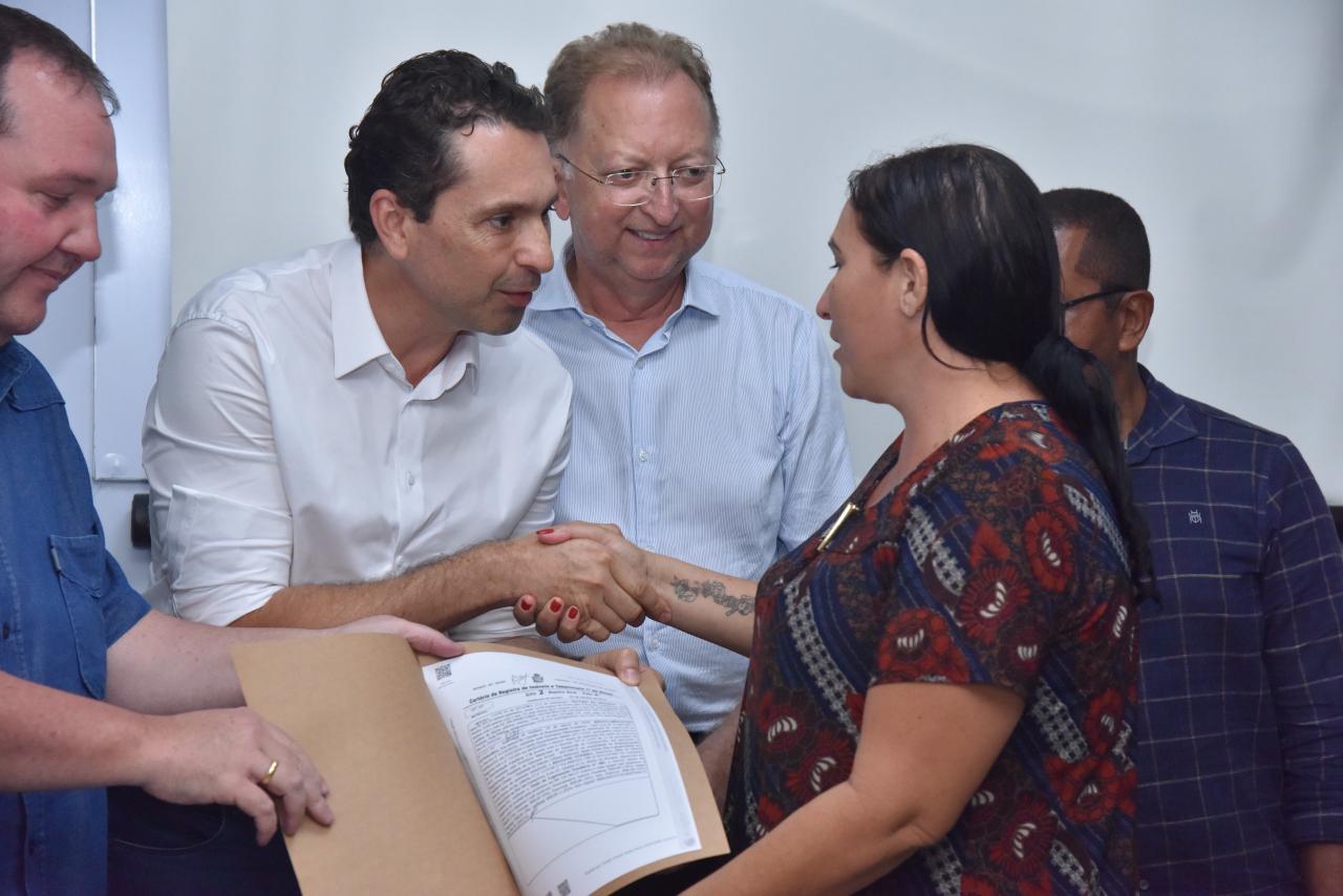 Prefeitura de Aparecida amplia regularização fundiária com entrega de 93 escrituras a famílias