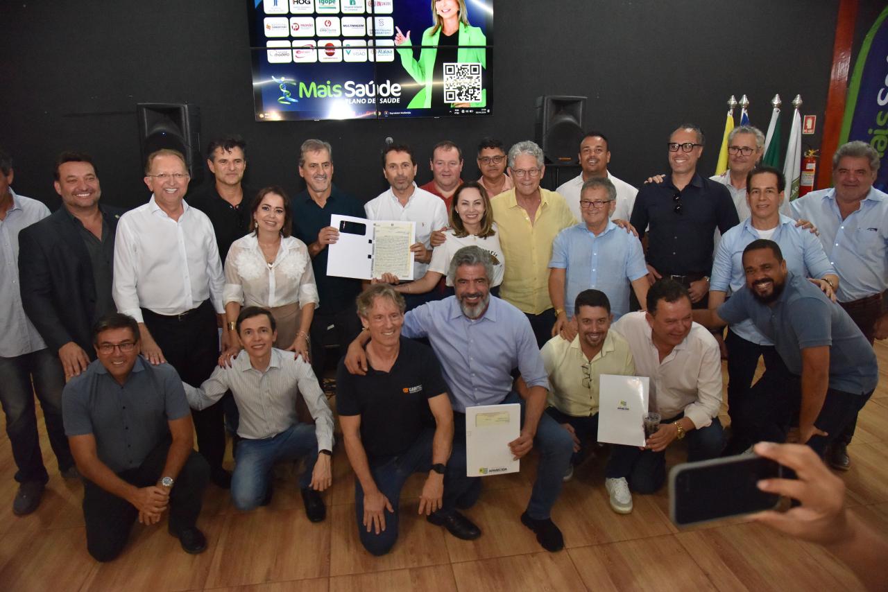 Prefeitura de Aparecida entrega 12 escrituras definitivas a empresas dos polos Goiás e José Alencar