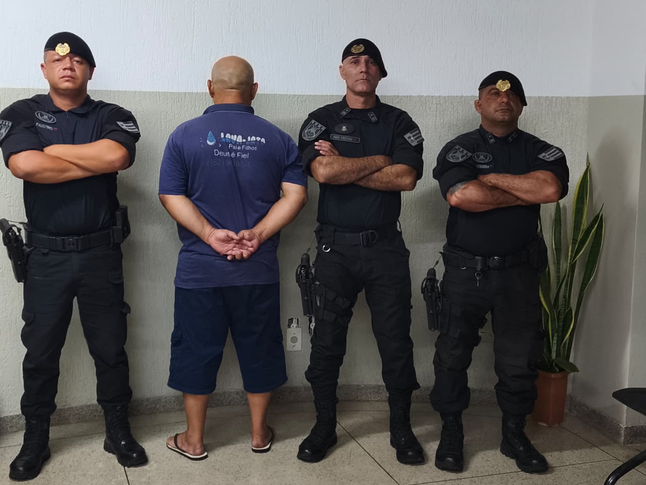 Após denúncia de adolescente, ROMU apreende arma de fogo e conduz pai à Central de Flagrantes