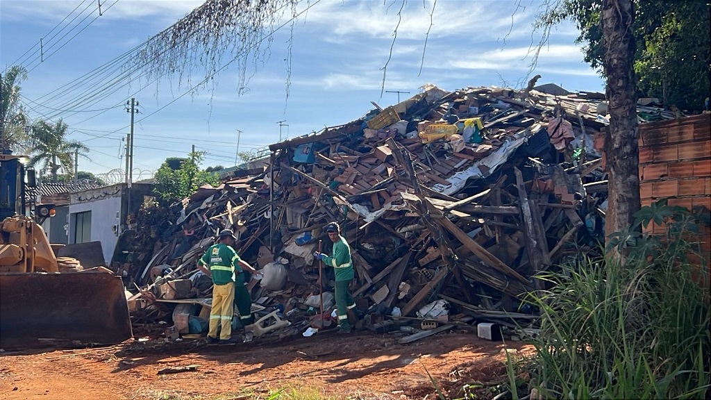 Prefeitura de Aparecida realiza operação e deve remover 900 toneladas de entulho em casa de acumulador