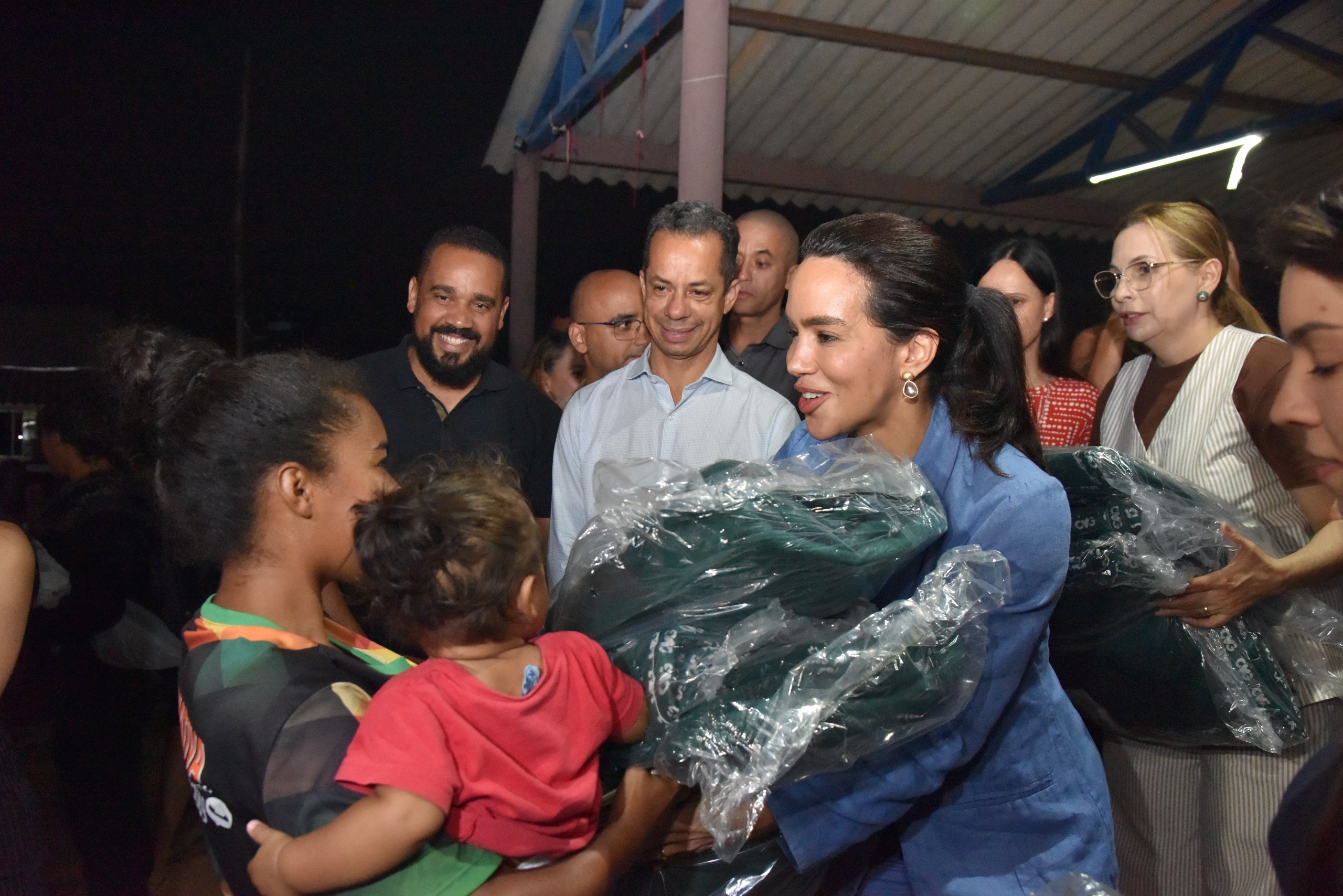 Prefeitura de Aparecida e Governo de Goiás entregam 500 cobertores a famílias do Marília Mendonça