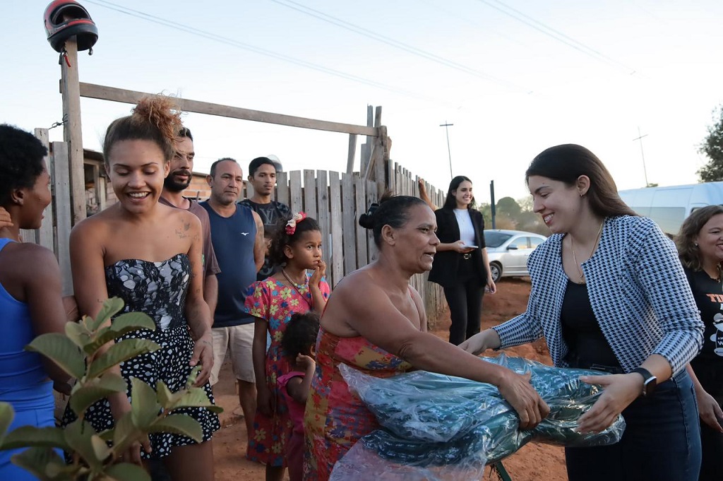 Prefeitura e Governo de Goiás entregam mais 2,1 mil cobertores a famílias de Aparecida