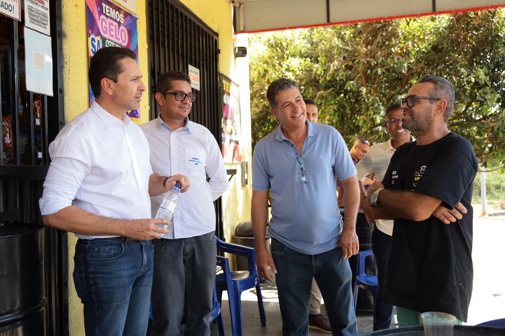 Prefeito Vilela conversa com moradores e confere avanço em obras no Rio das Pedras e Rosa do Sul