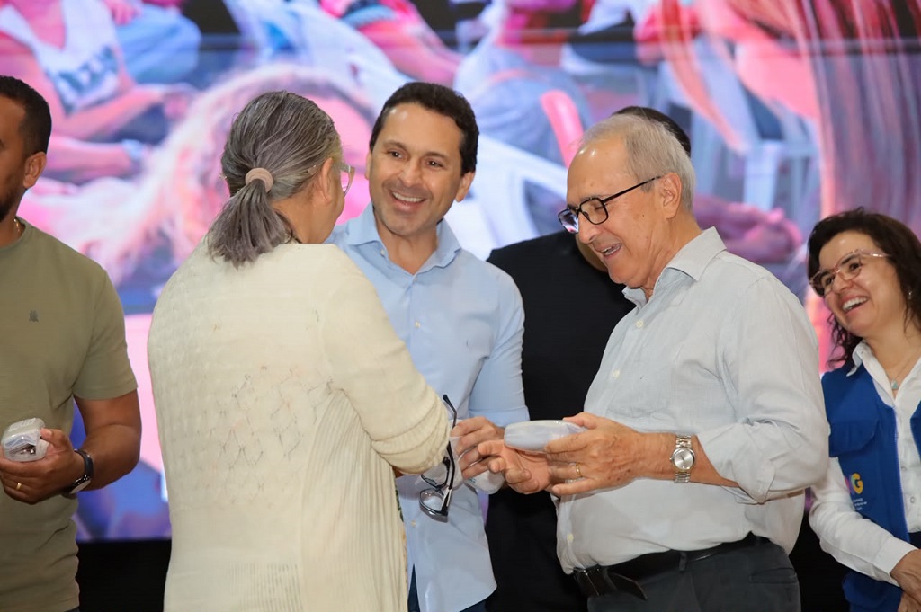 Prefeitura reforça parceria com o Governo de Goiás na entrega de quase mil óculos a aparecidenses