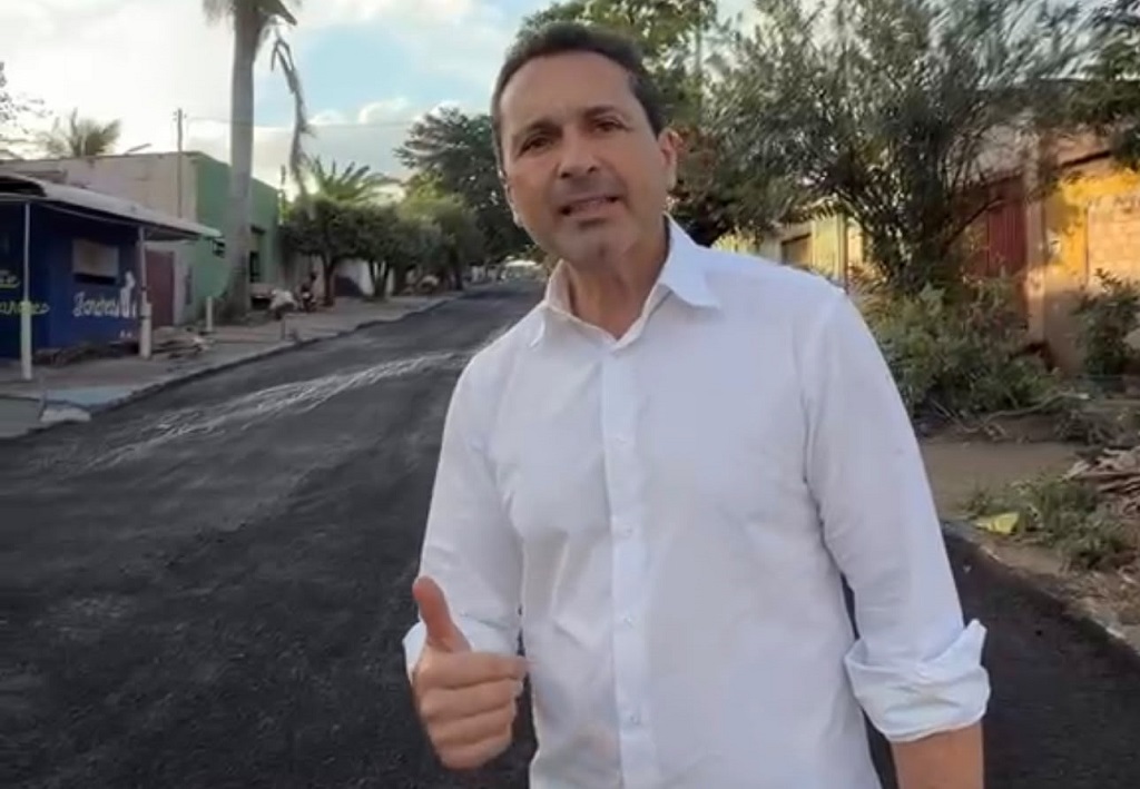 Prefeito Vilela inicia semana vistoriando obras de recapeamento na Vila Brasília