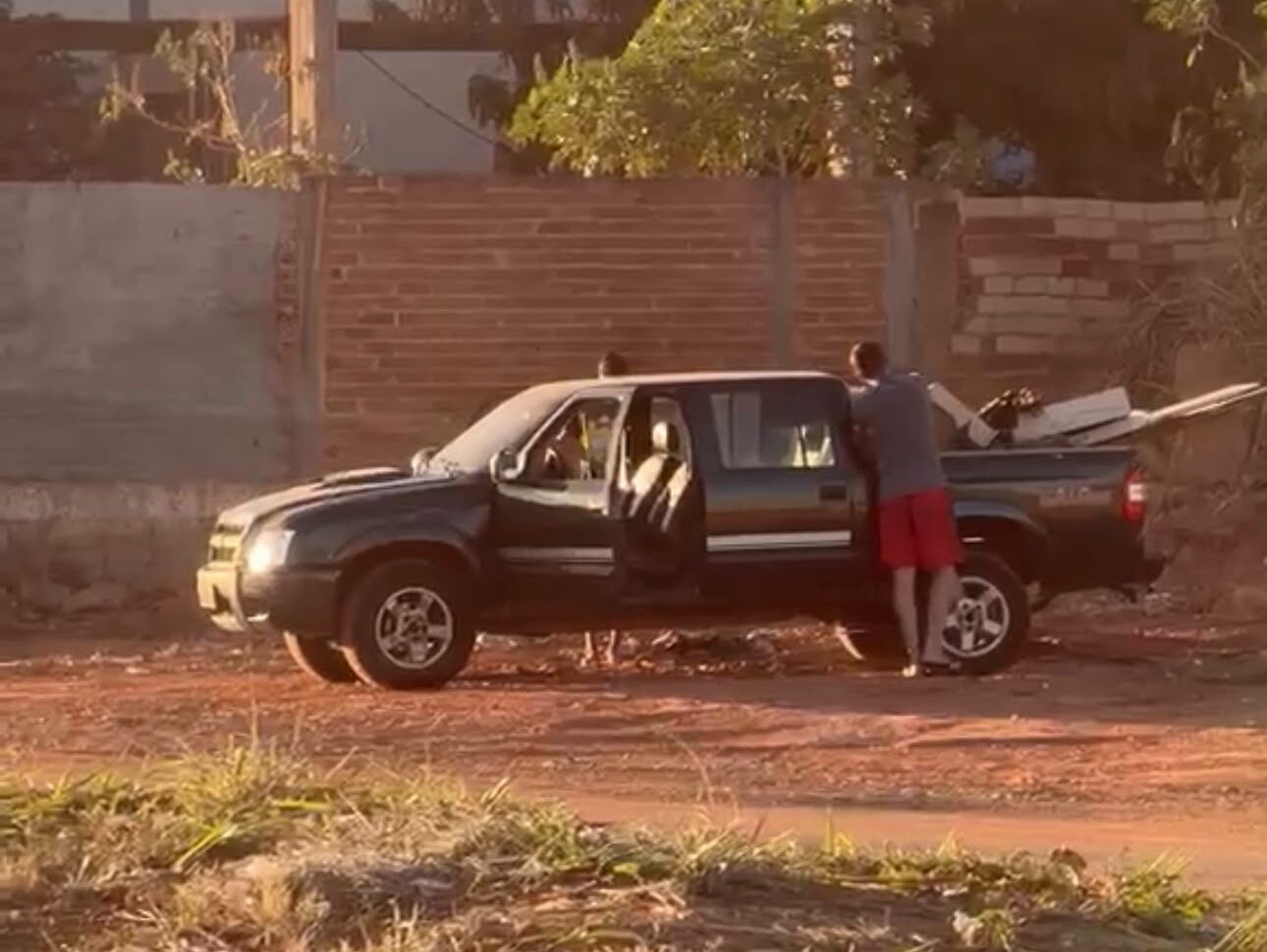 Prefeitura de Aparecida identifica e apreende veículo flagrado descartando entulho em área recém-limpa