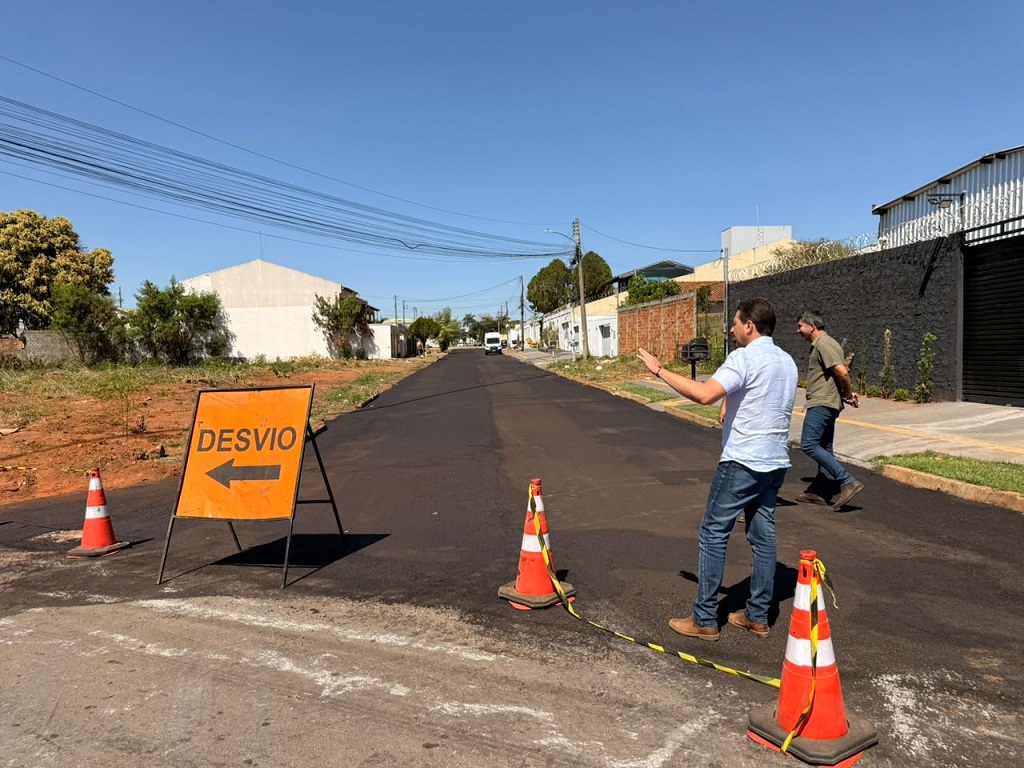 Prefeito Leandro Vilela vistoria recapeamento na Vila Alzira