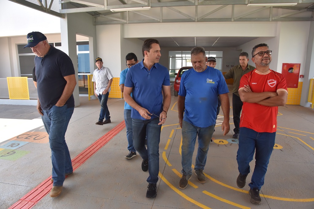 Prefeito Vilela e vereadores inspecionam construção do CMEI Vila Romana