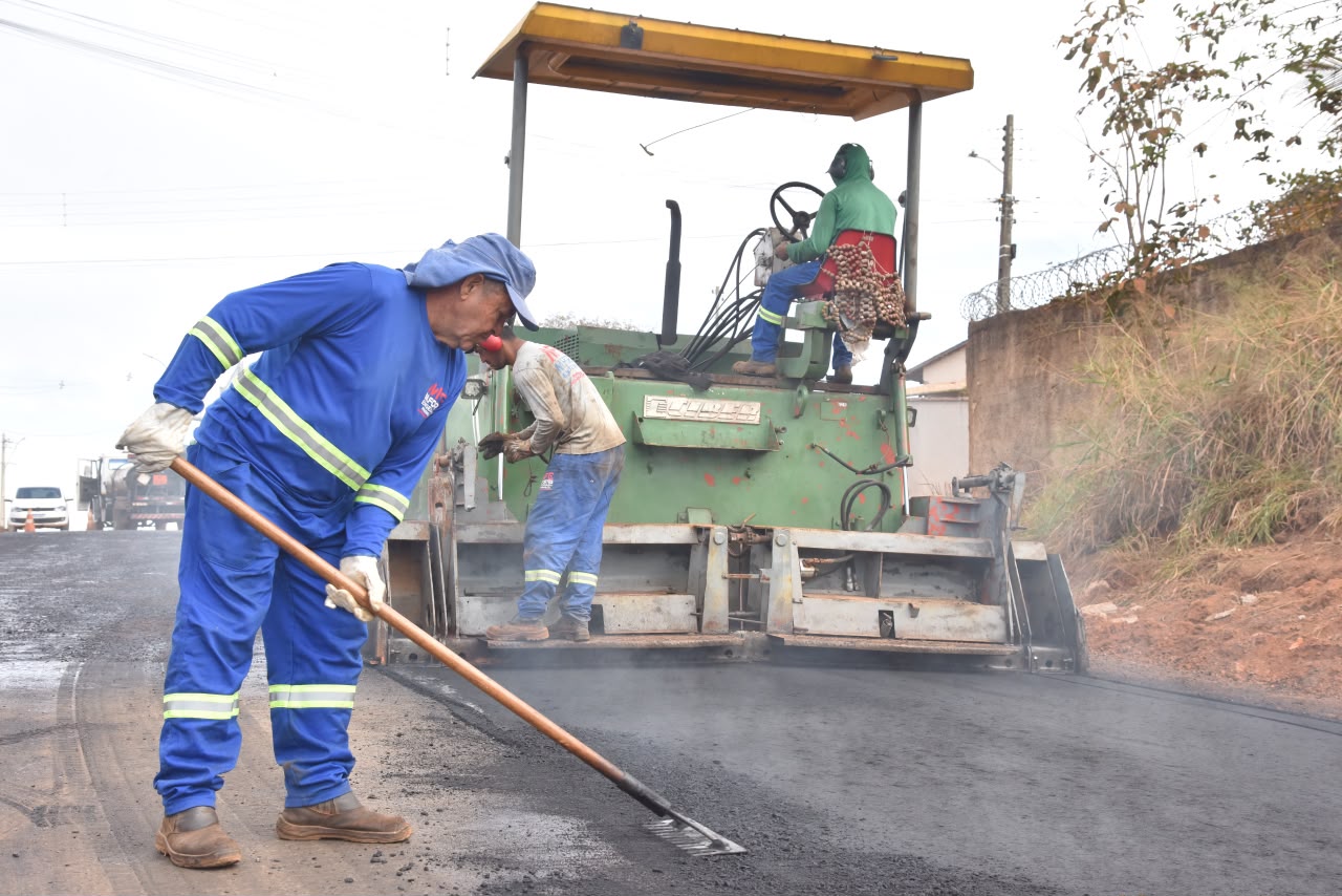 Gestão Vilela vistoria avanço das obras com implantação da capa asfáltica na ponte entre Colinas de Homero e Veiga Jardim