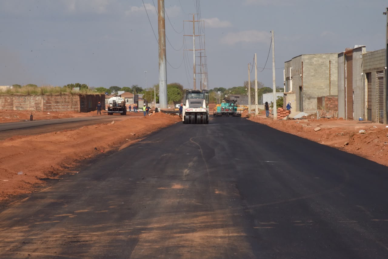 Prefeito Vilela vistoria obras de asfalto no Buriti Sereno e Jardim Esplanada