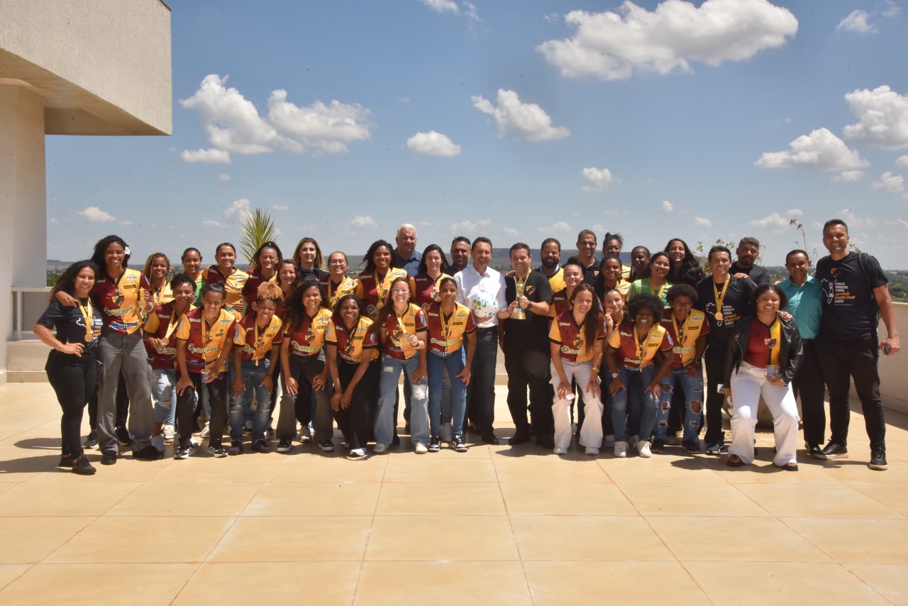 Campeãs brasileiras do Planalto Futebol Clube são recebidas pelo Prefeito Vilela em Aparecida
