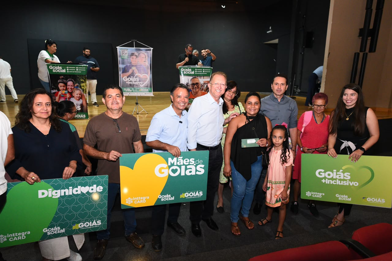 Moradores de Aparecida recebem cartões de programas sociais do Governo de Goiás